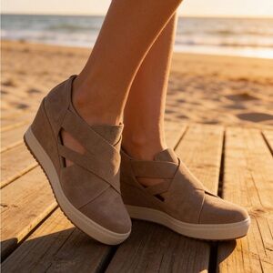 Steve Madden Vander Wedge Sneakers Taupe Suede Platform Women 7.5 NIB